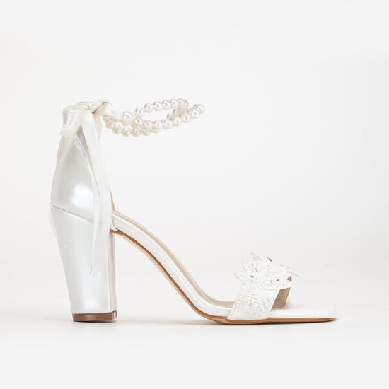 Helene Lace Bridal Heeled Sandalen with Pearls - Image 1