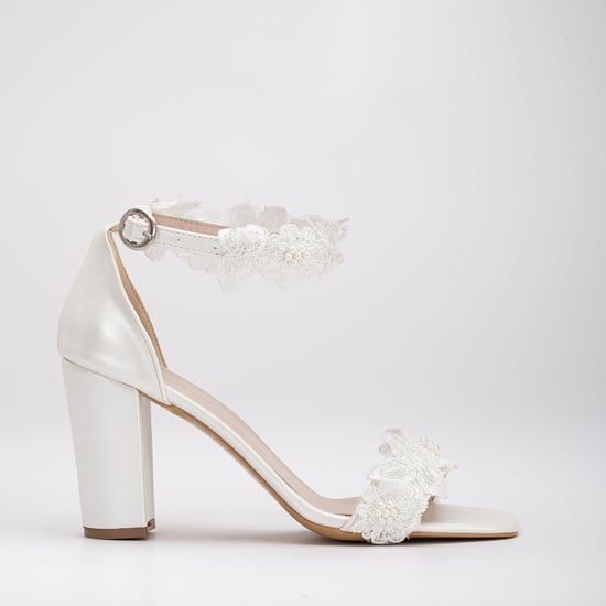 Dede Lace Bridal Heeled Sandalen - Image 1