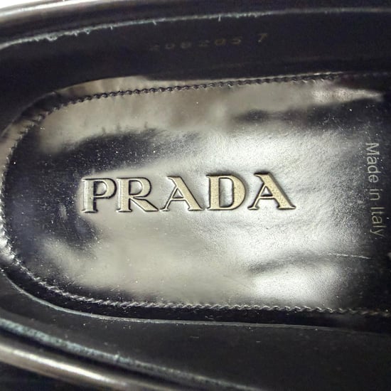 Prada Logo-Plakette Gebürstete Slipper aus schwarzem Kalbsleder - Image 5