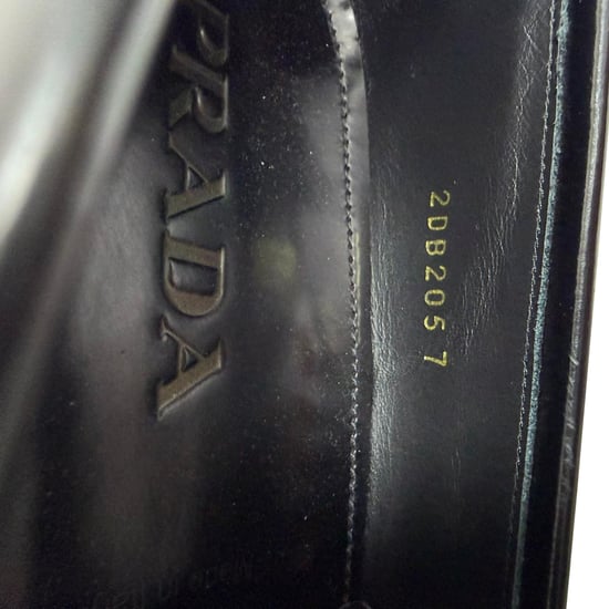 Prada Logo-Plakette Gebürstete Slipper aus schwarzem Kalbsleder - Image 6