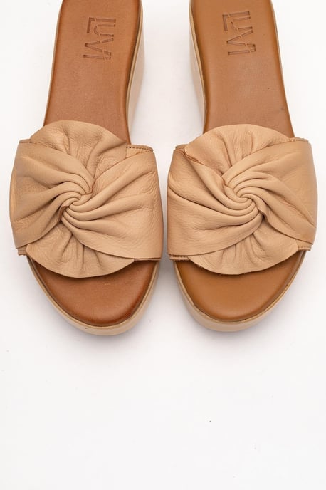 Syndra Bow Keilabsatz Leder Sandale - Image 2