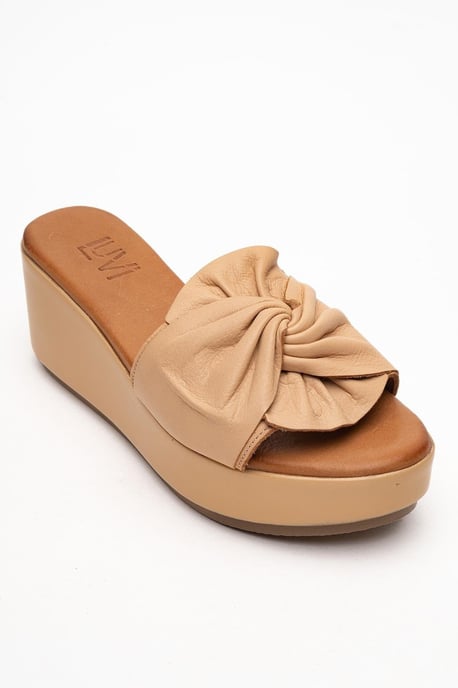 Syndra Bow Keilabsatz Leder Sandale - Image 3