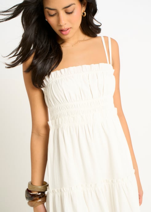 Weißes Maxikleid aus Baumwolle mit gerafften Trägern und Schlagseite - Image 2