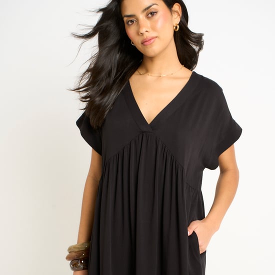 Schwarzes Mini-Smok-Kleid mit V-Ausschnitt - Image 2