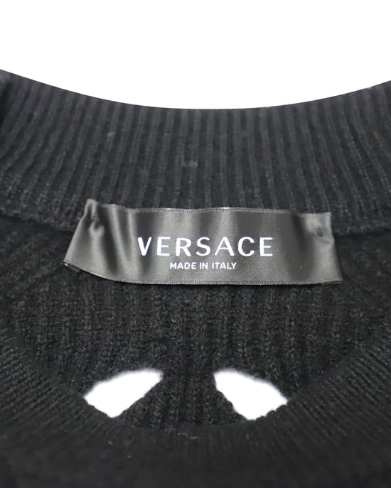 Versace Pullover mit Laserausschnitt aus schwarzer Wolle - Image 4
