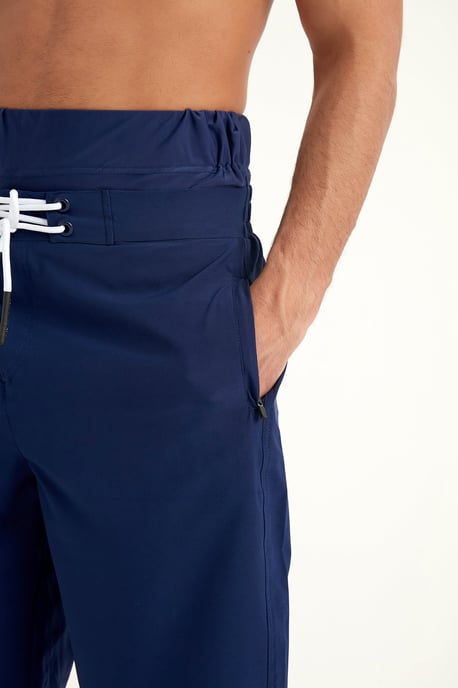 Marina Marineblaue bescheidene Herren-Badeshorts - Image 4