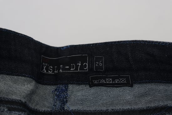 Figurbetonte Dunkelwaschjeans - Image 5
