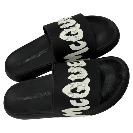 Alexander McQueen Graffiti Logo Slide Sandalen aus schwarzem Gummi - Image 5