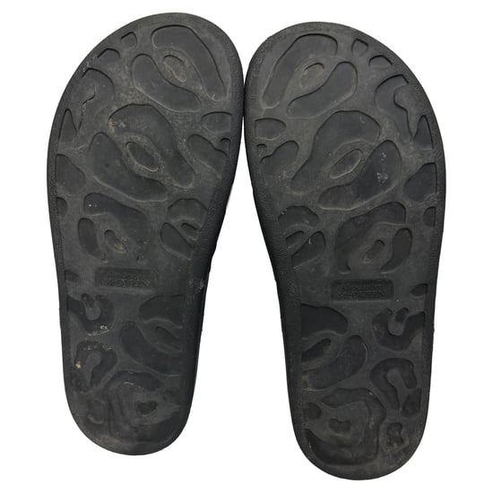 Alexander McQueen Graffiti Logo Slide Sandalen aus schwarzem Gummi - Image 6