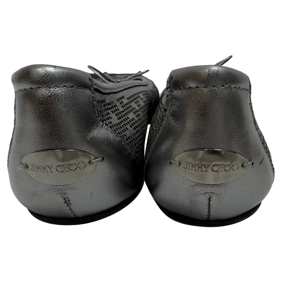 Jimmy Choo Perforierte Ballerinas aus metallisch silbernem Leder - Image 4