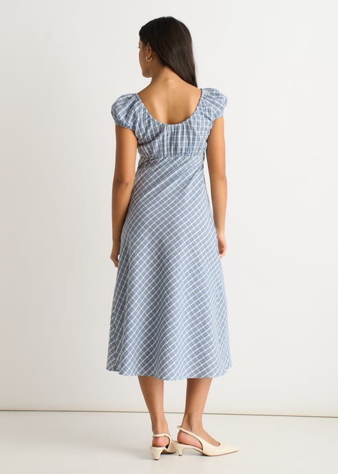 Blaues Midikleid mit V-Ausschnitt und strukturiertem Gingham-Muster - Image 4