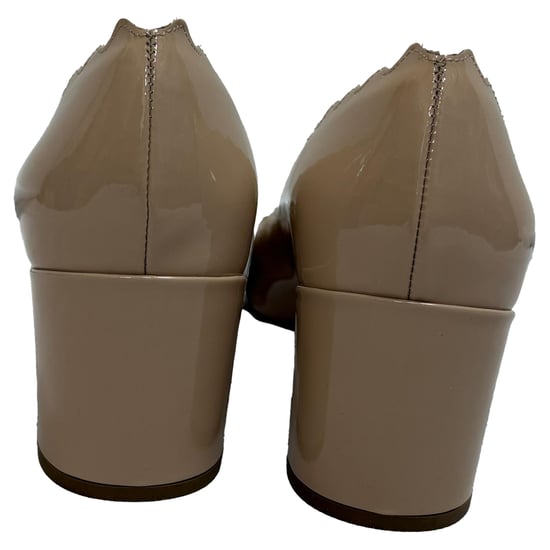 Chloé Lauren Wellenförmige Pumps aus beigem Lackleder - Image 4