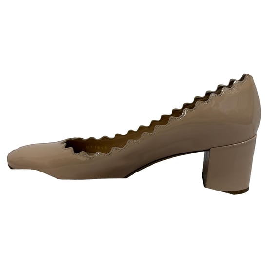 Chloé Lauren Wellenförmige Pumps aus beigem Lackleder - Image 5