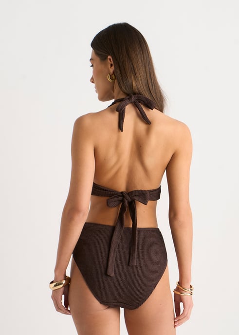 Braunes, strukturiertes Bikini-Oberteil im Neckholder-Stil mit Ringverzierung - Image 4