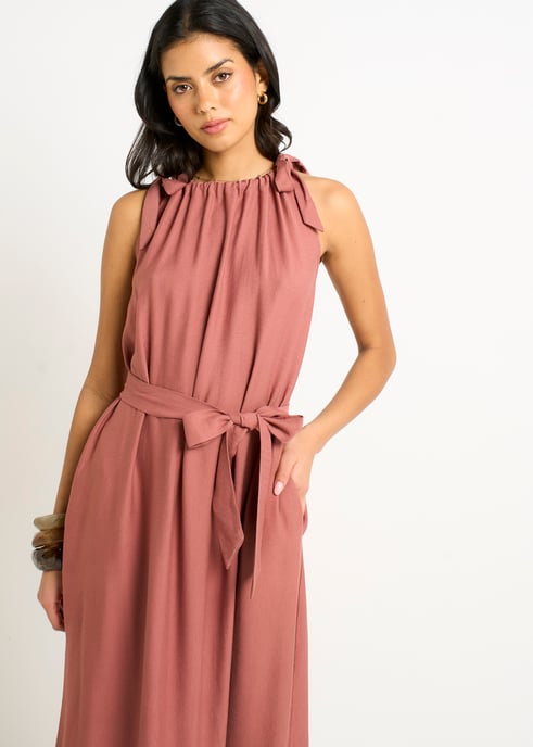 Maxikleid mit schrägem Ausschnitt und Trapezschnitt in Rostrot - Image 2