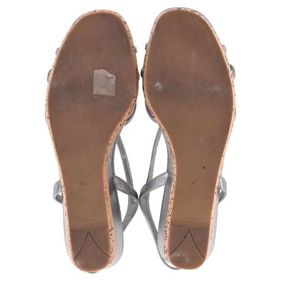 Prada Plateau-Wedge-Sandalen aus silbernem Leder - Image 5