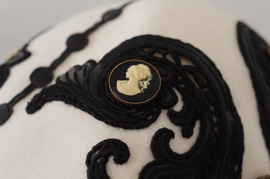 Dolce & Gabbana Weiße Schwarze Wollbestickte Cameo Brosche Mütze - Image 5