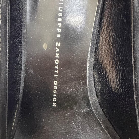 Paillettenbesetzte Pumps mit Mandelspitze von Giuseppe Zanotti aus schwarzem Wildleder - Image 6