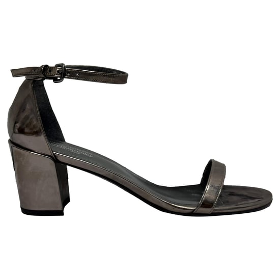 Stuart Weitzman MetallicSimple Chorus Riemchensandalen aus silbernem Leder - Image 1