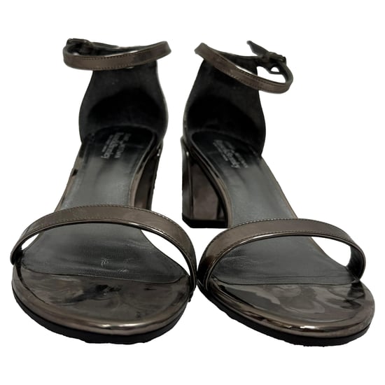 Stuart Weitzman MetallicSimple Chorus Riemchensandalen aus silbernem Leder - Image 2
