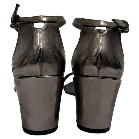 Stuart Weitzman MetallicSimple Chorus Riemchensandalen aus silbernem Leder - Image 3