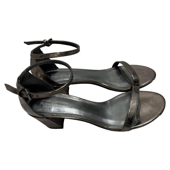Stuart Weitzman MetallicSimple Chorus Riemchensandalen aus silbernem Leder - Image 5