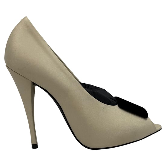 Saint Laurent Franky Peeptoe-Pumps aus cremefarbenem Satin - Image 1