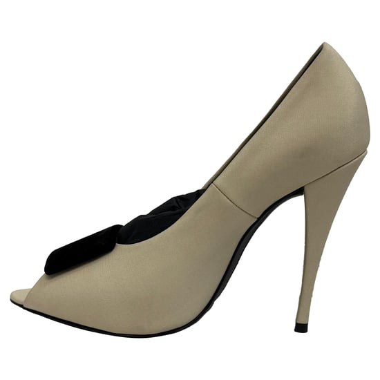 Saint Laurent Franky Peeptoe-Pumps aus cremefarbenem Satin - Image 4