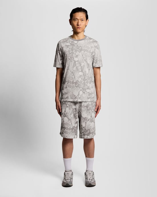 Industrielle Grafik-Sweatshorts - Image 1