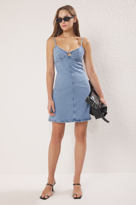 Gerades, kurzes, locker fallendes Damenkleid für Freizeit und Alltag - Image 1