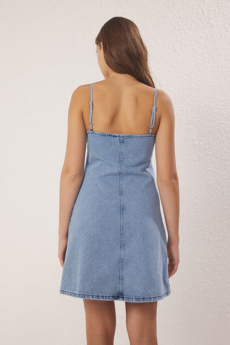 Gerades, kurzes, locker fallendes Damenkleid für Freizeit und Alltag - Image 3