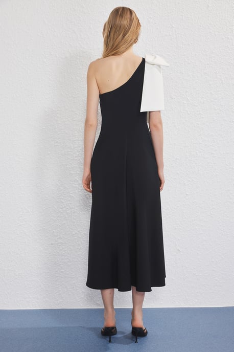 Schwarzes, farblich abgesetztes, ärmelloses, elegantes und figurbetontes Midi-Kleid für Damen – perfekt für den Abend. - Image 3