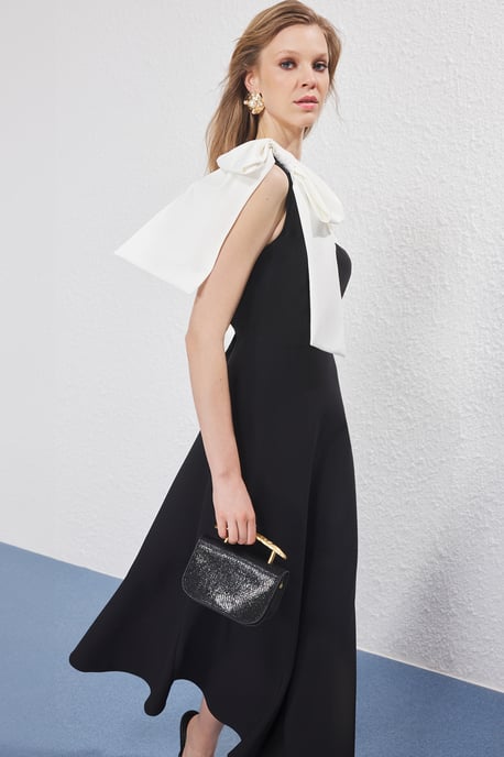 Schwarzes, farblich abgesetztes, ärmelloses, elegantes und figurbetontes Midi-Kleid für Damen – perfekt für den Abend. - Image 4