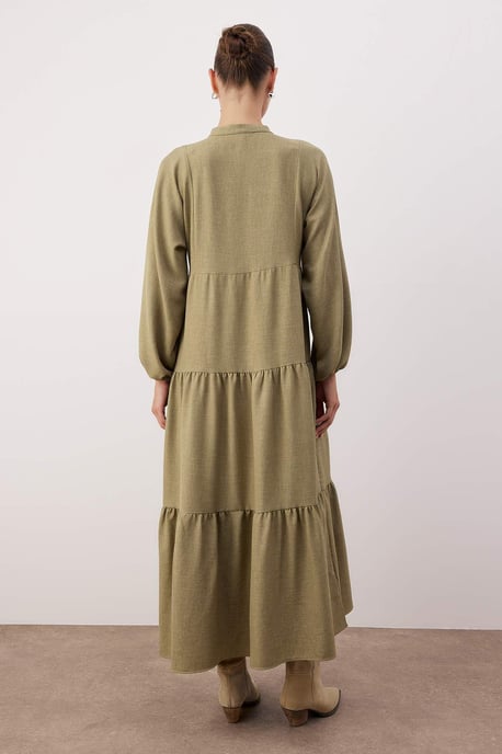Langes, gerades, lässiges/alltagstaugliches Maxikleid in A-Linie mit dezentem Schnitt - Image 3