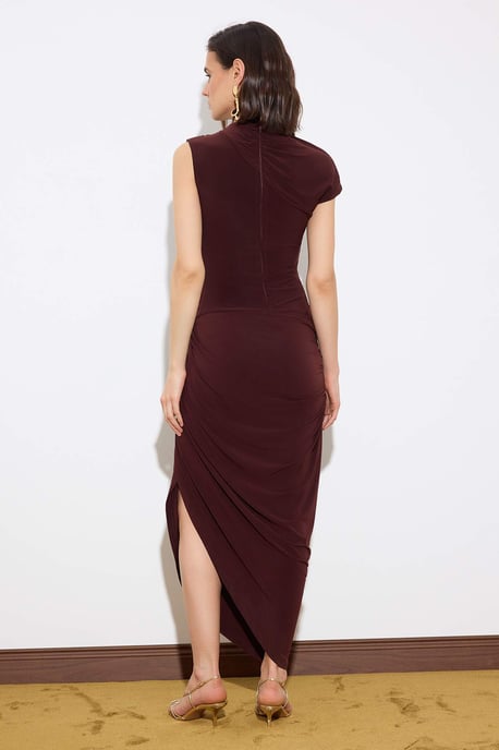 Elegantes, ärmelloses, figurbetontes Midikleid für Damen – perfekt für den Abend. - Image 3