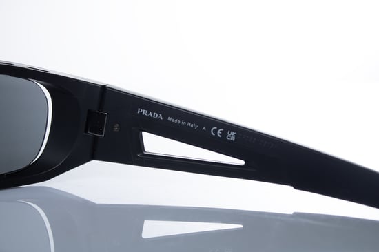 Prada, mattschwarze Sonnenbrille mit rotem Logo - Image 6