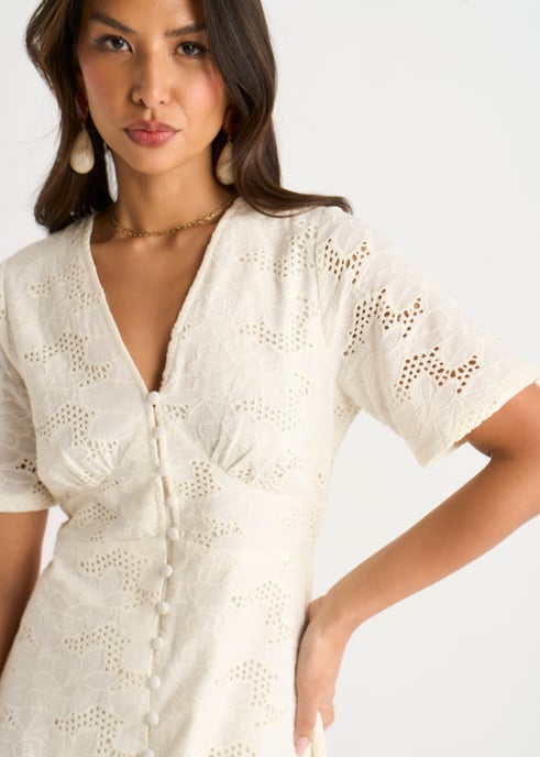Weißes Midi-Kleid aus Spitze mit Knopfleiste - Image 2