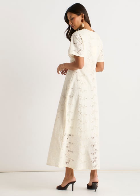 Weißes Midi-Kleid aus Spitze mit Knopfleiste - Image 4
