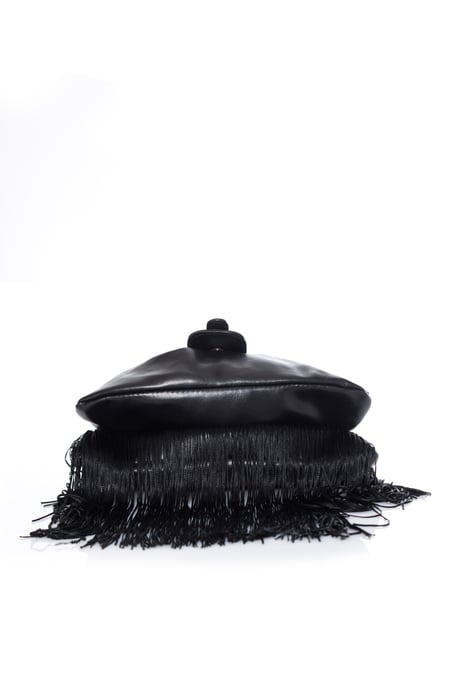 Emporio Armani, Vintage schwarze Lederhandtasche mit Fransen. - Image 3