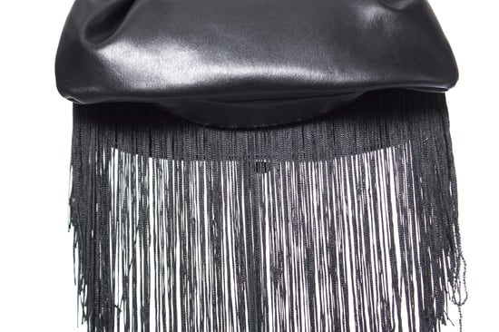 Emporio Armani, Vintage schwarze Lederhandtasche mit Fransen. - Image 4