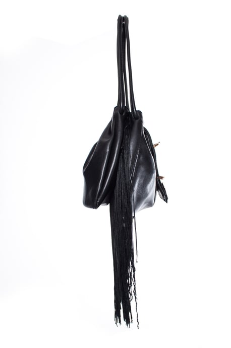 Emporio Armani, Vintage schwarze Lederhandtasche mit Fransen. - Image 5