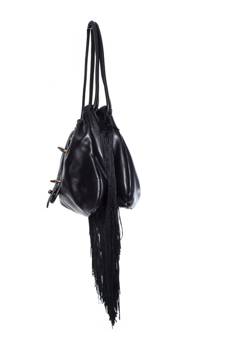 Emporio Armani, Vintage schwarze Lederhandtasche mit Fransen. - Image 6