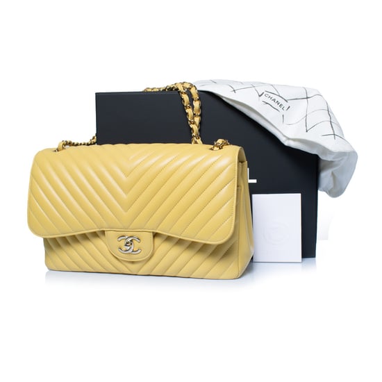 Chanel, Jumbo-Tasche aus gelbem Lammleder mit Chevron-Muster und Klappe - Image 2