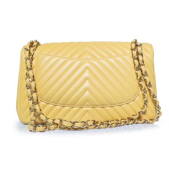 Chanel, Jumbo-Tasche aus gelbem Lammleder mit Chevron-Muster und Klappe - Image 3