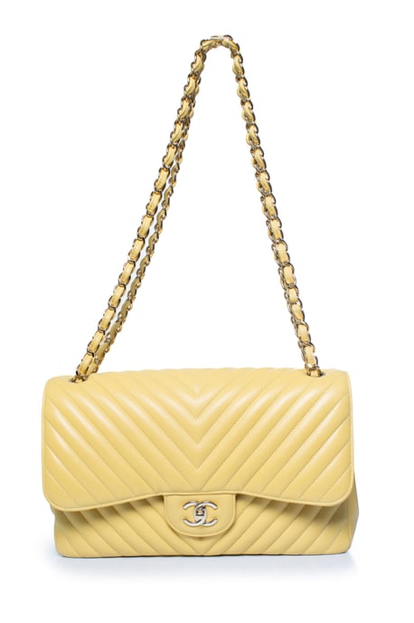 Chanel, Jumbo-Tasche aus gelbem Lammleder mit Chevron-Muster und Klappe - Image 4