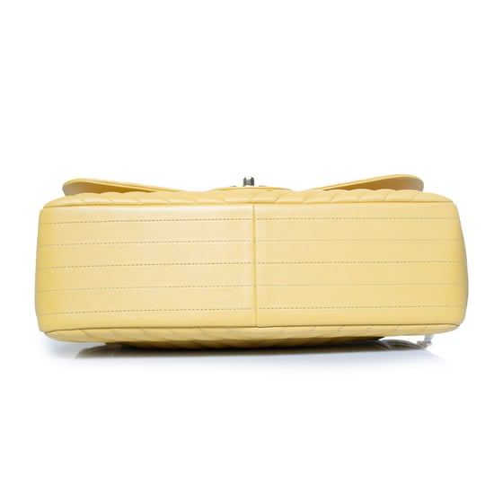 Chanel, Jumbo-Tasche aus gelbem Lammleder mit Chevron-Muster und Klappe - Image 5