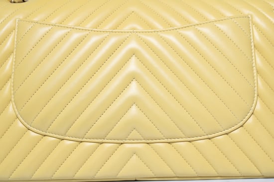 Chanel, Jumbo-Tasche aus gelbem Lammleder mit Chevron-Muster und Klappe - Image 6