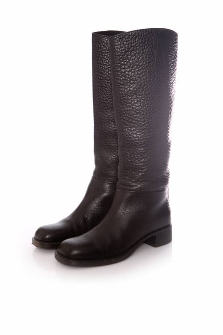 Prada, schwarze Stiefel aus genarbtem Leder. - Image 1