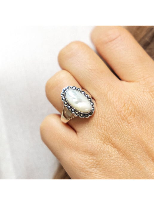 Zeeme Gemstones Ring Silber 925 oxydiert mit weißem Perlmutt und 18 Markasit-Steinen - Image 1