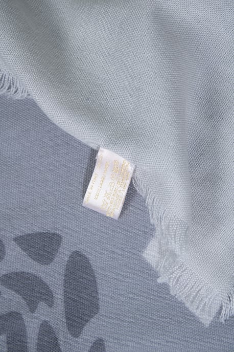 Cartier, grauer Wollschal „Bon Voyage“ mit Fransen - Image 3